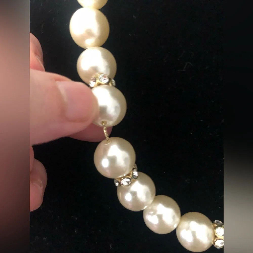 Faux Pearl fashion necklace gold tone chain . Jewellery - Picture 5 of 11